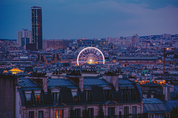 Paris avec la Grande roue éclairée le soir