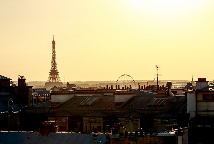 Paris avec la tour Eiffel le soir