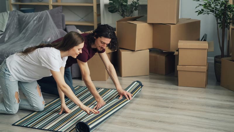 Couple en train d'emménager dans une nouvelle maison