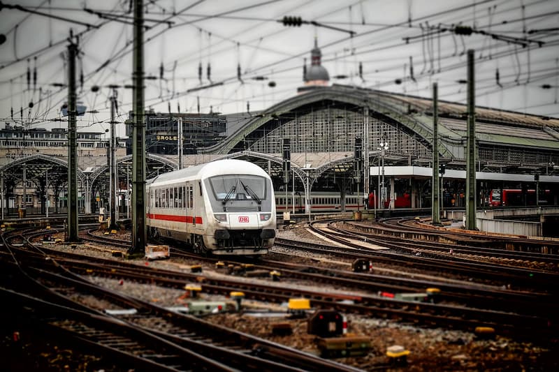 Train sortant de la Gare de Lyon à Paris 12