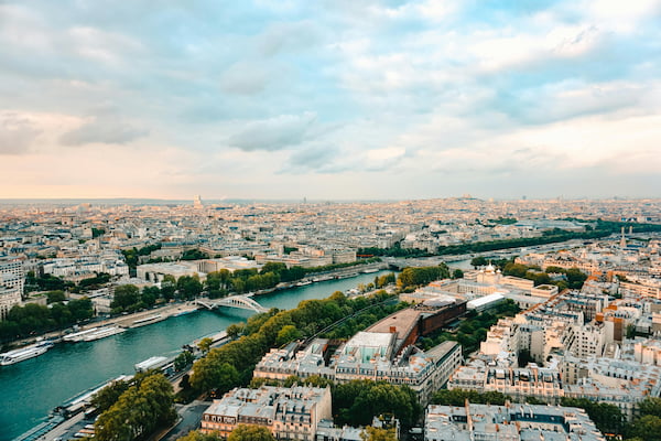 Vue sur les quais de Seine à Paris