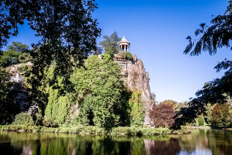 Parc des Buttes-Chaumont dans le 19ᵉ arrondissement de Paris.