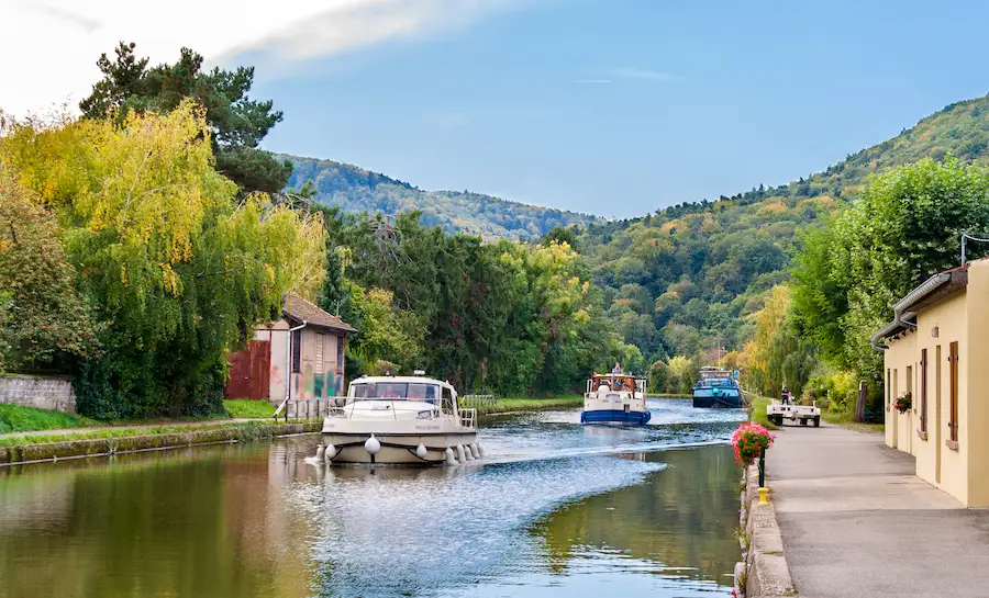 Péniche naviguant sur la Marne.