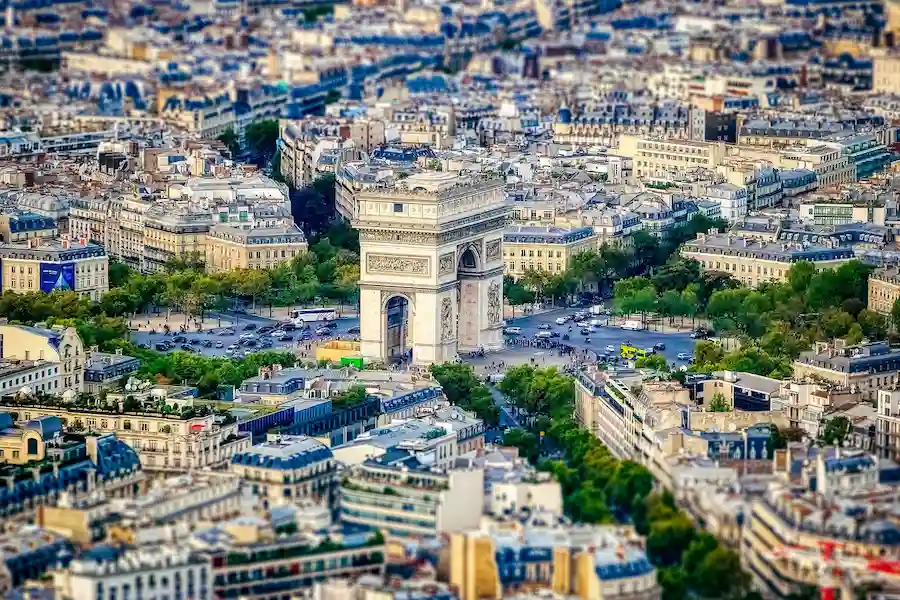 Place de l'Étoile et Champs Élysées dans le 8ᵉ arrondissement de Paris.