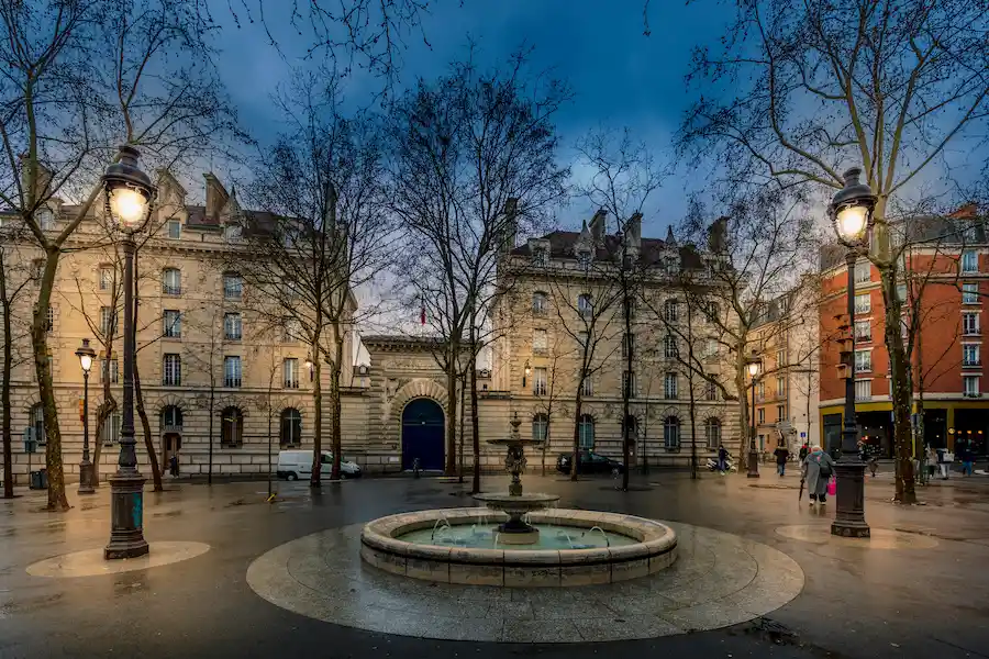 Place Monge de nuit dans le 5ᵉ arrondissement de Paris.
