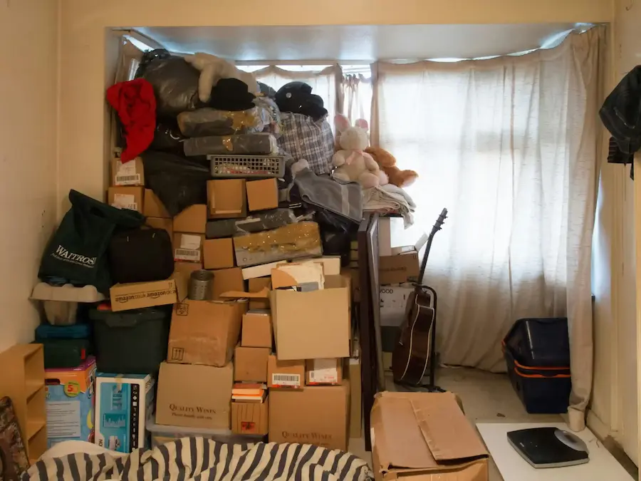 Grosse pile de cartons de déménagement.