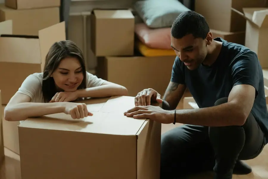 Couple en train de faire des cartons de déménagement.
