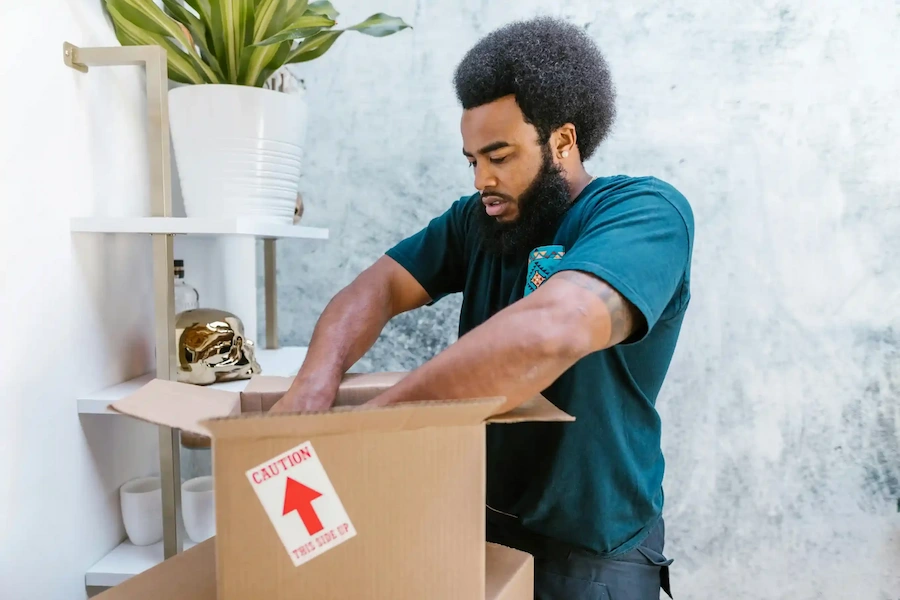 Homme faisant des cartons de déménagement.