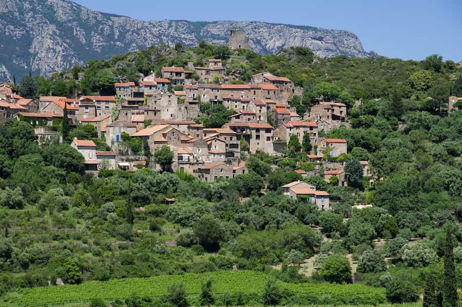 Petit village médiéval à flanc de colline dans l'Hérault.