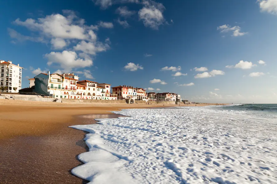 Plage d'Hossegor avec maisons dans le fond.