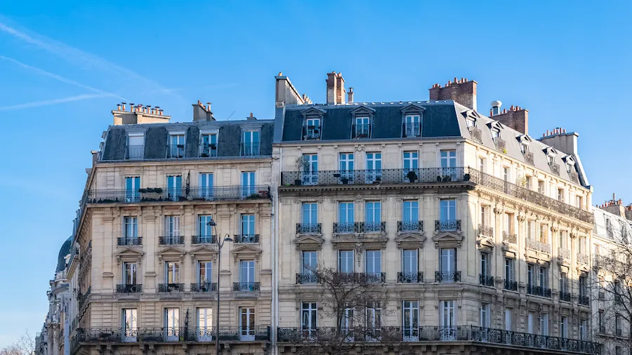 Immeubles sur la place Gambetta dans le 20e arrondissement de Paris.