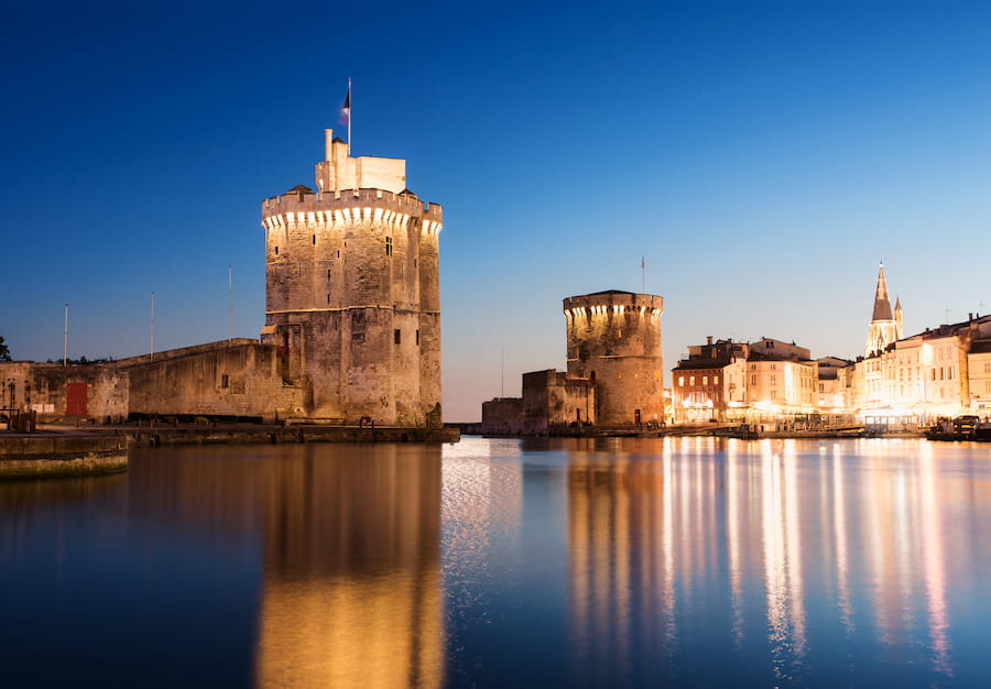 La Rochelle de nuit en Charente-Maritime.