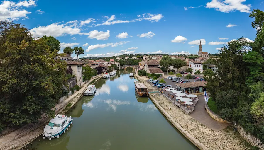 Centre historique de la commune de Nérac autour de la Baïse dans le Lot-et-Garonne.