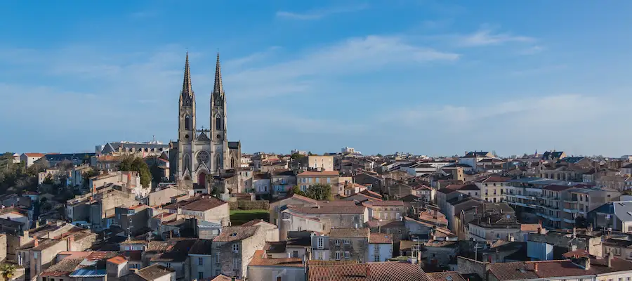 Niort et son église Saint-André dans les Deux-Sèvres.