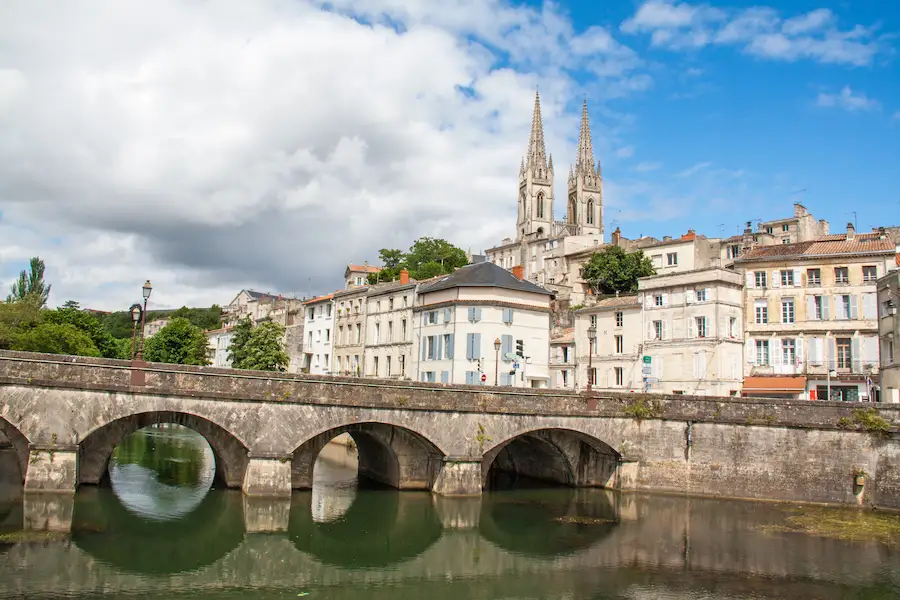 Pont sur la Sèvre Niortaise et l'église Saint-André à Niort dans les Deux-Sèvres.