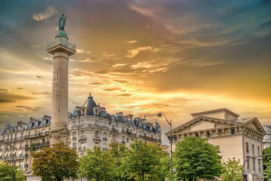 Place de la Nation au couché de soleil à Paris 11.