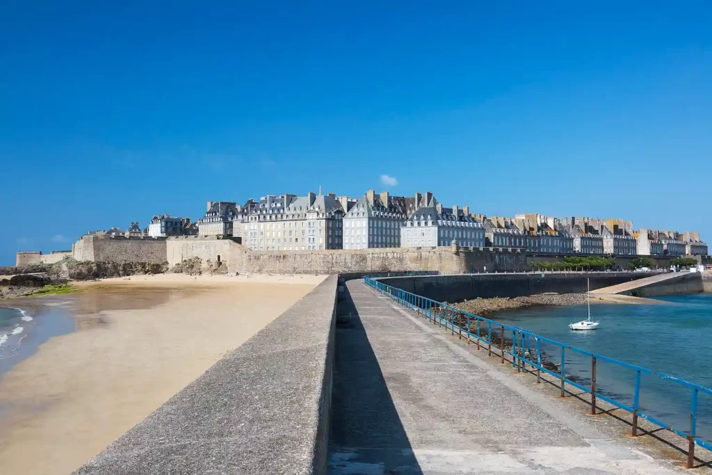La ville de Sète près de la mer