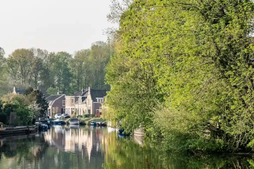 Maisons près du canal du Rhône à Valence