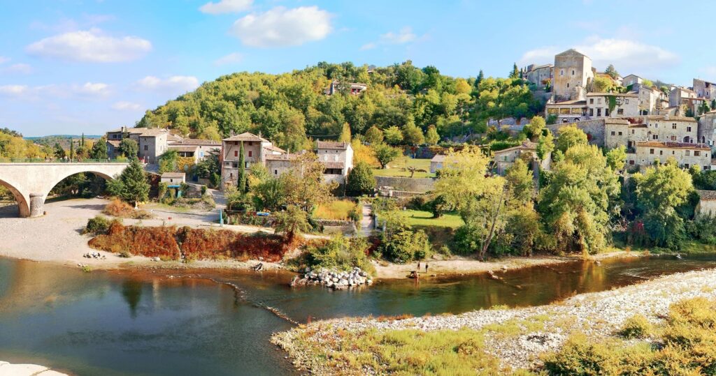 photo d'un village en Ardèche