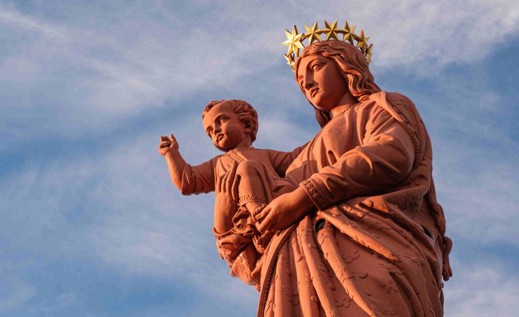 La statue de la vierge Marie au Puy-en-Valey