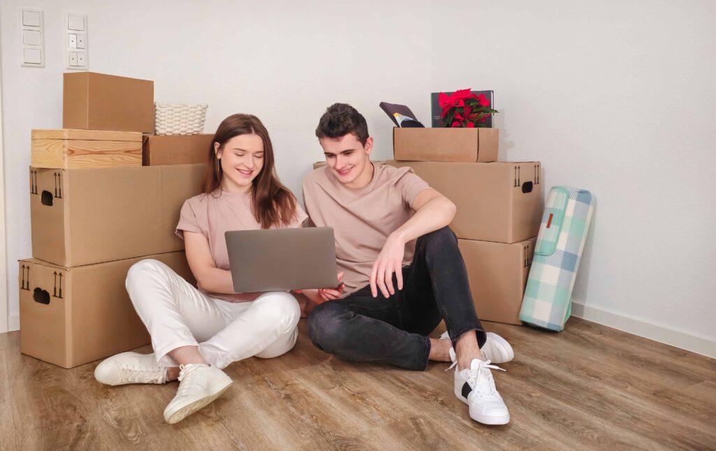 personnes qui deballent leurs cartons