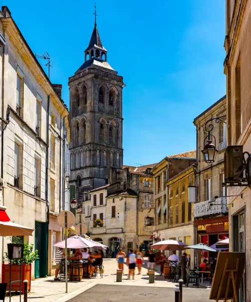 Rue avec des vieilles maisons dans la ville de Cognac en Charente.