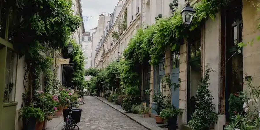 Ruelle parisienne dans le 11e arrondissement de Paris.